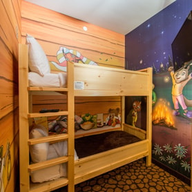Great Wolf Lodge Southern California bunk beds in cabin themed room
