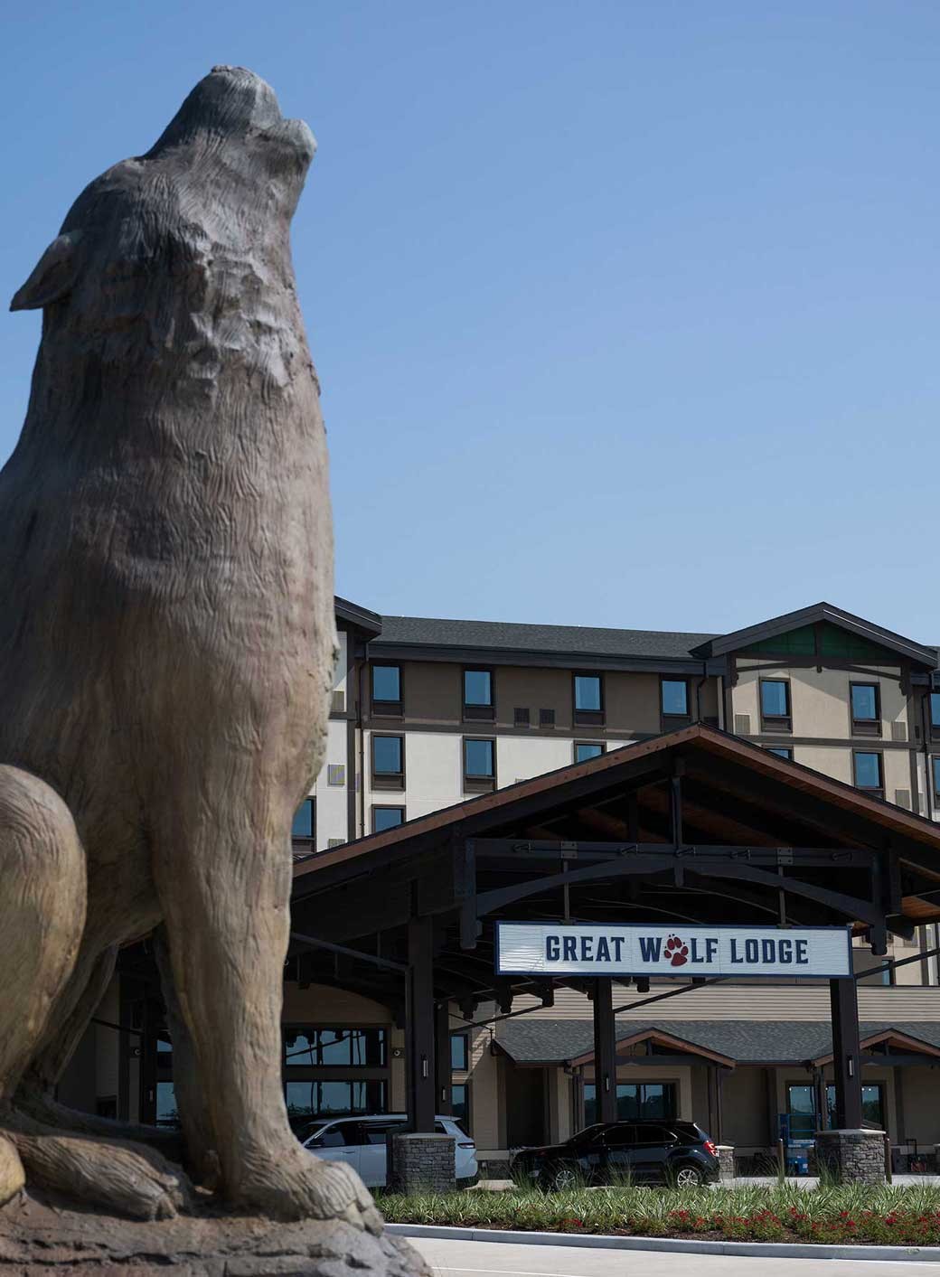 Photo of the front of Great Wolf Lodge where the giant statue of a wolf howling stands prominently