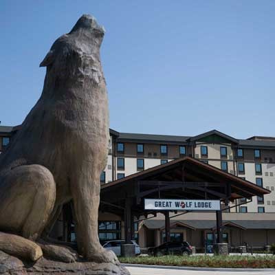 Photo of the front of Great Wolf Lodge where the giant statue of a wolf howling stands prominently